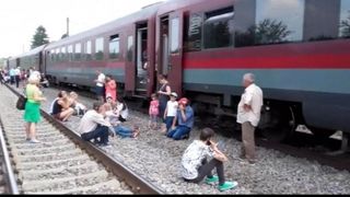 Panica in TREN! 40 de copii au ramas blocati in camp, langa Pascani