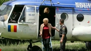 Viorica Dancila si-a facut aparitia in zonele inundate din tara! Insa, premierul nu a venit oricum, ci cu elicopterul