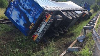 Accident dramatic! Un TIR s-a rasturnat pe calea ferata, la Caineni, in Valcea. Traficul feroviar este blocat