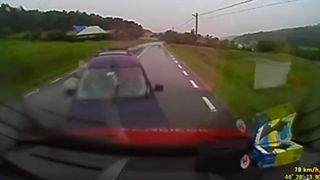 Video! O masina de pompieri aflata in misiune a fost implicata intr-un accident grav! Sase pompieri din Bacau au fost raniti