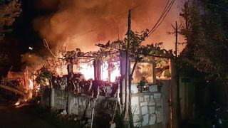 Video! Incendiu devastator la Arad! Doua case s-au facut scrum!