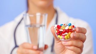 Mai multe categorii de pastile, usor accesibile din farmacii, pot provoca depresie! Vezi de care trebuie sa te feresti