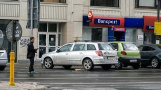 Parcagiii din Bucuresti devin tot mai violenti. O echipa a stirilor Kanal D a fost agresata de un astfel de individ in timp ce il filma in actiune