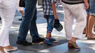 Mersul pe trotuar a devenit o adevarata provocare. Ce patesc pietonii din cauza afacerilor extinse ilegal