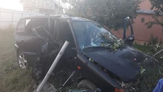 Un tanar, fara permis si baut, a intrat cu masina intr-un gard. Soferul e in coma, iar alti doi oameni sunt in stare grava la spital