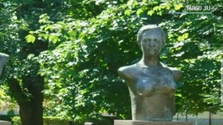 Bustul prea generos a scos-o de pe soclu. Ministerul Culturii a decis sa dea jos statuile sotilor Tatarescu