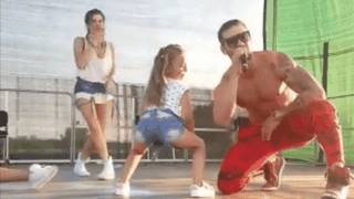 Dorian Popa a ajuns sa dea explicatii in fata asistentilor de la Protectia Copilului Ilfov, dupa imaginile scandaloase in care o fetita minora dansa lasciv in fata artistului