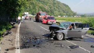 Doi copii si trei adulti au fost victimele unui accident in "Curba mortii" din Hunedoara. O masina a luat foc
