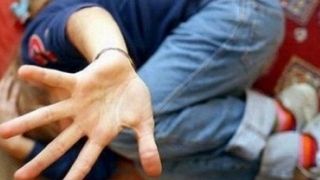 Infiorator! Un barbat din Gorj si-a lovit cu bestialitate copilul de 15 ani. Baiatul este in spital cu rani grave