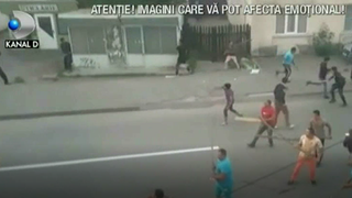 Un singur politist a fost lasat sa infrunte 50 de romi, care se razboiau in strada, cu topoare si cu scanduri
