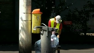 Fac munca de jos cu mandrie, dar cu  mahnire in suflet.  Este drama pe care o traiesc zi de zi angajatii companiilor de salubrizare
