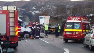 Ultima ora! Accident cumplit in Mehedinti! Sunt patru masini implicate si mai multe victime. Se intervine de urgenta