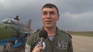 Si-a sacrificat viata pentru a salva romanii prezenti la show-ul aviatic. Interviu emotionant cu pilotul care a murit: "Deasupra norilor este soare si frumos"