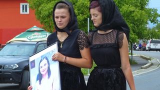 Rauri de lacrimi curg pentru victimele de la Jibou! Ce s-a intamplat la pomana de sase saptamani a fetelor care si-au pierdut viata in tragicul accident