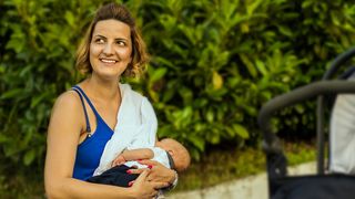 Parlamentarii vin cu o noua lege pentru alaptatul in public! Amenzi de pana la 2000 de lei!