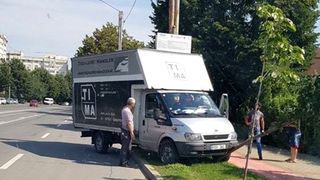 Aproape de tragedie! Un sofer a patruns cu masina pe trotuar dupa ce a avut o criza de epilepsie!