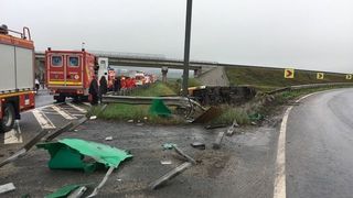 Un autocar plin cu pasageri s-a rasturnat la iesirea din Sibiu, spre aeroport! 32 de pasageri au ajuns la spital!