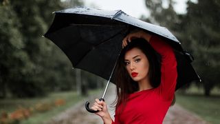 Vremea schimba moda! Umbrela, un accesoriu nelipsit vara aceasta!