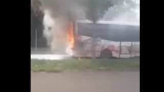 Clipe de cosmar la Braila! Un autobuz a luat foc in mers. Care este cauza incendiului