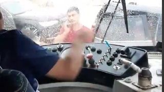Scene socante in trafic! Un vatman a lovit INTENTIONAT cu tramvaiul o masina in care erau doi copii. "Eu numesc asta tentativa de omor"