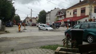 O soferita s-a infipt, la propriu, cu masina in asfalt, la Caransebes