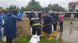 Inundatiile fac prapad in Romania! E jale in Valcea! E instaurat COD ROSU de interventie! Imaginile dezastrului sunt aici