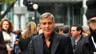 Ultima ora! George Clooney a fost victima unui grav accident rutier in Sardinia. Actorul a fost dus de urgenta la spital