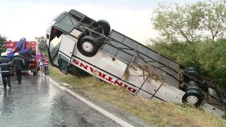 Accident soldat cu morti in Iasi, dupa ce un autoturism a intrat cu viteza intr-un autobuz cu pasageri!