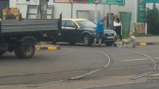 Incident halucinant in Botosani! Un batran a fost tarat pe jos de un taxi cateva secunde!