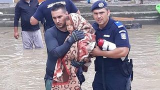 Imaginile durerii! Zeci de oameni au fost evacuati din casele lor, din localitatea Babeni, judetul Valcea. Jandarmii si pompierii au scos oamenii din ape