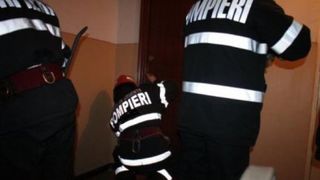 Un barbat din Neamt a sunat la 112 si a anuntat ca a ramas cu o mana blocata sub pat. Pompierii au intervenit imediat