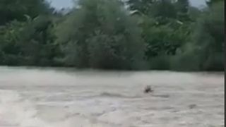 Imagini de groaza! Un barbat din Racari a fost luat de viitura sub ochii speriati ai oamenilor