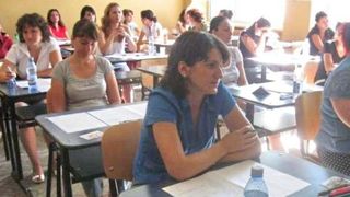 Jenant! O profesoara a fost prinsa cum copia la examenul de titularizare! Avea telefonul ascuns in chiloti