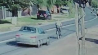 Video socant! Un biciclist a fost spulberat de o masina pe DN 71, in localitatea Baldana, Dambovita