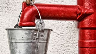 Merg kilometri intregi pe jos si stau cu orele la coada pentru cativa litri de apa. Multi bucuresteni sunt prea saraci ca sa isi mai permita apa de la magazin