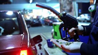 Buzunarele romanilor se golesc! Carburantul s-a scumpit cu peste 6 procente in prima jumatate a anului