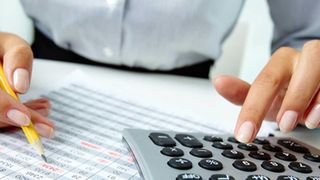 Au furat din bugetul a doua scoli o suma colosala. Pedeapsa primita de cele doua contabile