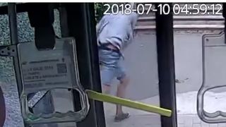 Panica intr-un autobuz din Iasi! Calatorii, atacati cu pietre de un individ