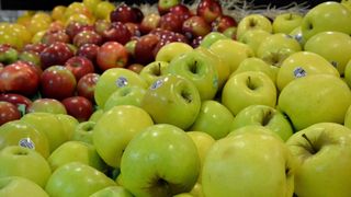 Un sortiment de mere verzi, vandut intr-un mare lant de magazine din Romania, a fost restras preventiv din galantare