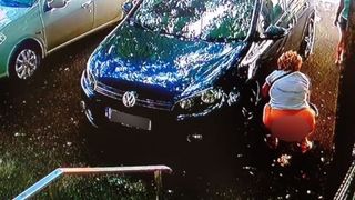 Imagini incredibile surprinse de un doctor in fata cabinetului medical! Si-a dat jos pantalonii si si-a facut nevoile in vazul tuturor!