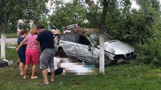 Viteza face noi victime in Timis! Un tanar de 22 de ani a murit pe loc, iar ceilalti trei pasageri sunt grav raniti, dupa ce au intrat cu masina intr-un stalp