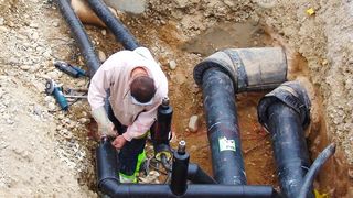 Dorel loveste din nou! Ireal! Cum au reparat muncitorii o conducta sparta, la Craiova