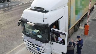 Doi romani, soferi de TIR, sustineau ca transporta chipsuri de cartofi cand au ajuns la vama din Paris, insa vamesii au descoperit in incarcatura ceva ce i-a socat si pe soferi