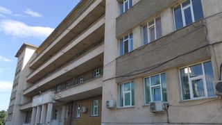 Caz socant intr-un spital din Piatra Neamt! Gestul nebunesc al unui barbat i-a lasat pe toti masca! Ce a facut cand a aflat ca sotia lui este bolnava in stadiu terminal si o sa moara