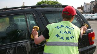 Am ajuns sclavii strainilor! Tot mai multi romani mor peste hotare pentru salariul minim! Este si cazul lui Laurentiu!