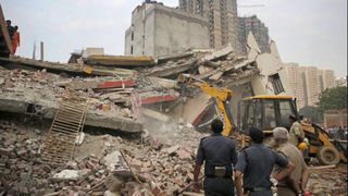 Panica in capitala Indiei! Un bloc de 6 etaje s-a prabusit peste unul de 4 nivele!