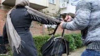 Ghinion pentru un hot din Bucuresti! Politistii l-au prins imediat dupa ce a smuls geanta unei batrane!