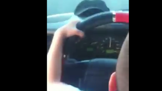 VIDEO: Imaginile care au socat tot Internetul! Un baietel conducea o masina pe autostrada cu 120 km/h. Ce faceau parintii in tot acest timp este revoltator