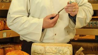 Experti in branza! Meseria de "fromager" este una dintre cele mai rare din Romania!