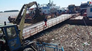 Viiturile au transformat Dunarea intr-o groapa de gunoi! Imagini revoltatoare surprinse la Galati!